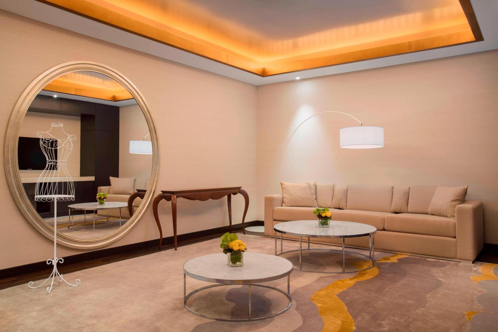 The Westin Doha Hotel & Spa Экстерьер фото A suite at the hotel